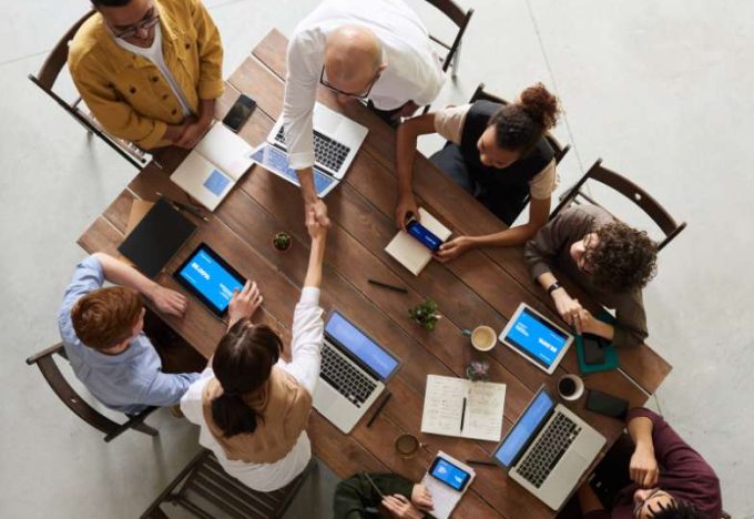 Equipo de trabajo está feliz porque lleva el perfecto control de las horas trabajadas