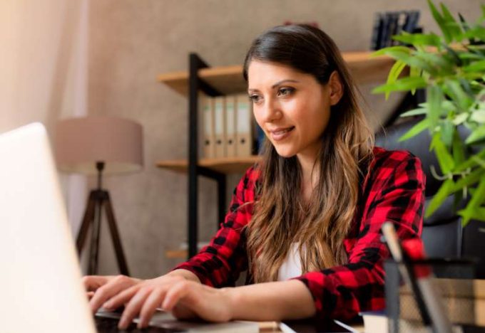 mujer empleada lleva el control de las horas trabajadas para la empresa usando una aplicación de windows